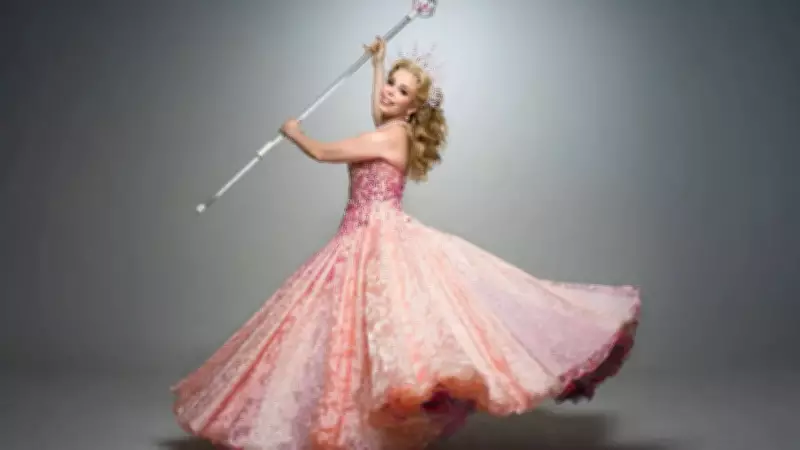 Fabi Bang, a Glinda de 'Wicked', estreia no Carnaval da Colorado do Brás com figurino oficial