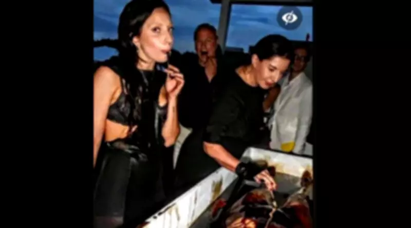 É #FAKE que foto mostre Lady Gaga comendo carne humana na ilha de Epstein