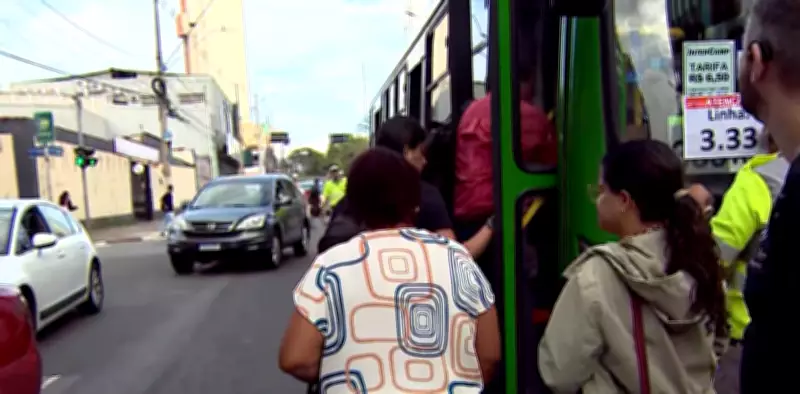 Falta de ônibus com porta à esquerda obriga passageiros a embarcar no meio da pista em Campinas