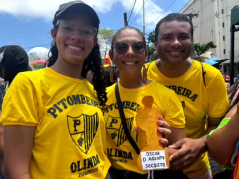 Família de Escada leva Oscar improvisado ao Galo da Madrugada em homenagem a 'O Agente Secreto'