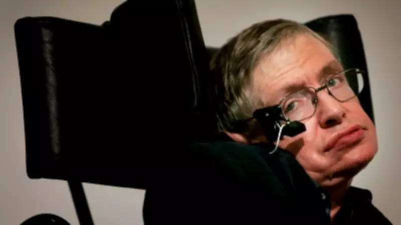 Família de Stephen Hawking rejeita insinuações após fotos na ilha de Epstein
