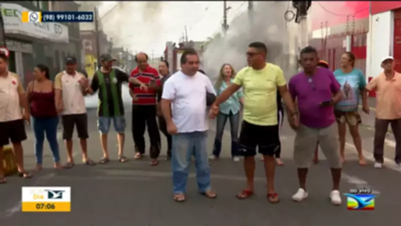 Feirantes interditaram avenida em São Luís em protesto contra fechamento do Mercado Central