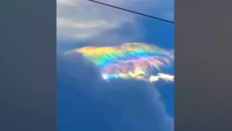 Fenômeno atmosférico raro coloriu nuvens na Indonésia e impressionou moradores