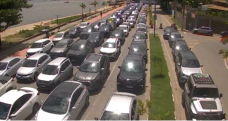 Fila de balsas em Ilhabela atinge 1h30 de espera no retorno do Carnaval