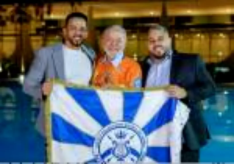 Filhos de presos políticos desfilam em homenagem a Lula na Acadêmicos de Niterói