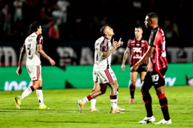 Flamengo vence Vitória no Barradão e conquista primeira vitória no Brasileirão