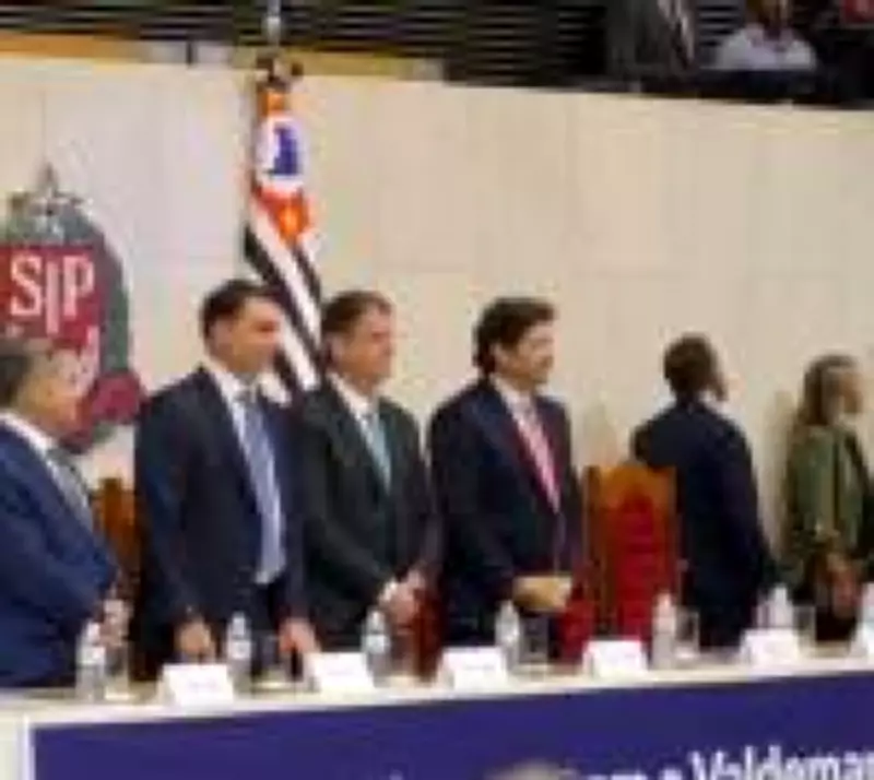 Flávio Bolsonaro e Tarcísio de Freitas elogiam André do Prado em homenagem a Valdemar Costa Neto