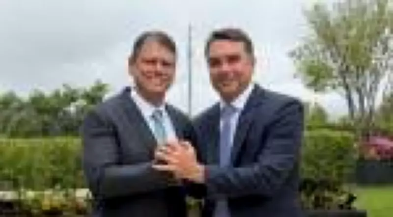 Flávio Bolsonaro e Tarcísio selam aliança em encontro histórico em São Paulo