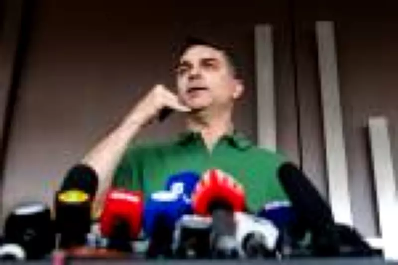 Flávio Bolsonaro recebe aval de Jair para campanha independente e mira eleitorado de centro