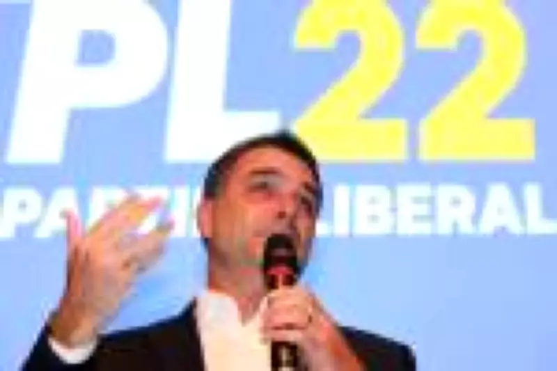 Flávio Bolsonaro usa emoção para apaziguar crise interna e buscar eleitores de centro