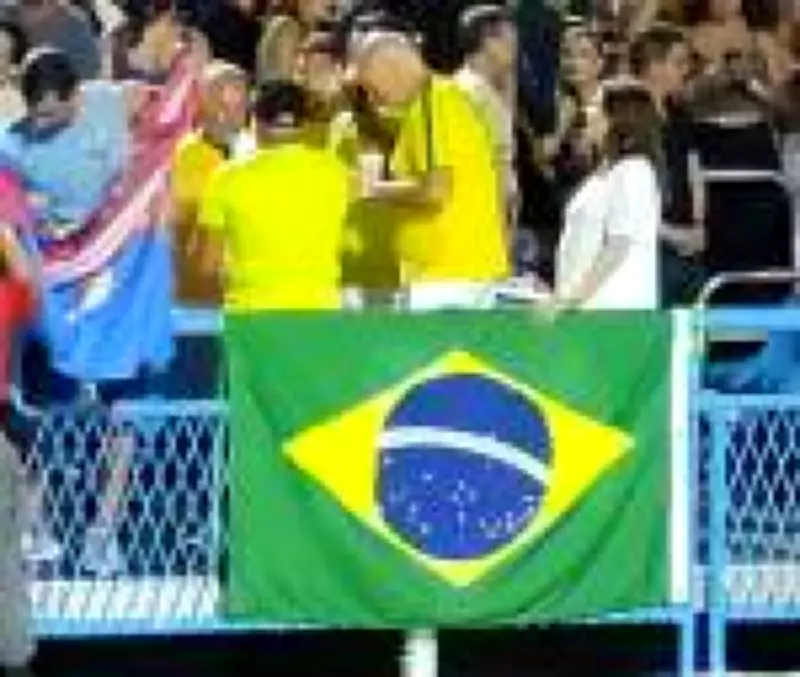 Foliões em camisa da seleção ignoram desfile e viram as costas para Lula no Carnaval do Rio