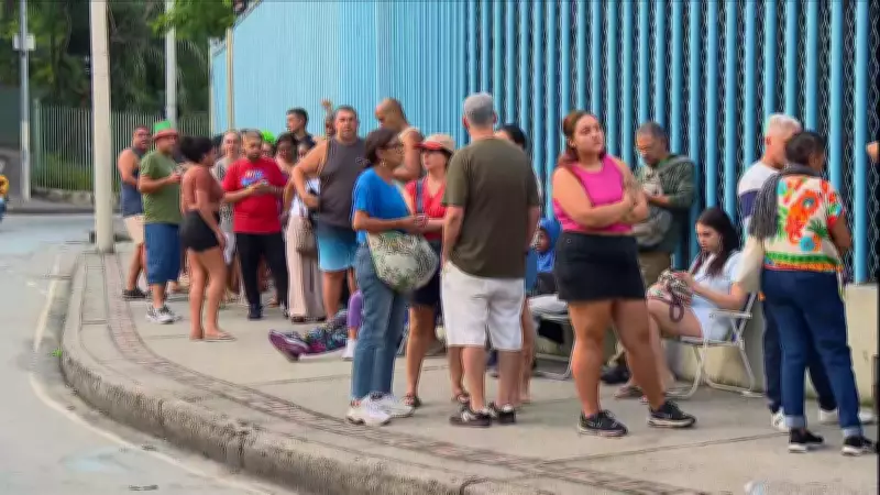 Foliões madrugam na Sapucaí por ingressos gratuitos do Setor 1 do Carnaval