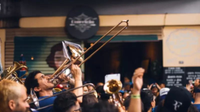 Foliões se preparam o ano todo para o carnaval de rua de SP com música e perna de pau