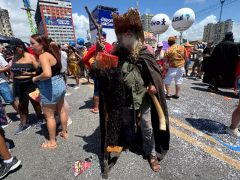 Folião se transforma em 'Velho do Rio Capibaribe' com perna cabeluda no Galo da Madrugada