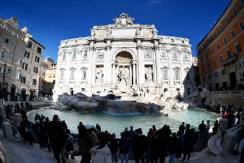 Fontana di Trevi em Roma começa a cobrar entrada de turistas para combater superlotação