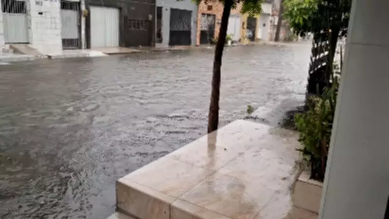 Fortaleza enfrenta alagamentos após fortes chuvas na Quarta-Feira de Cinzas