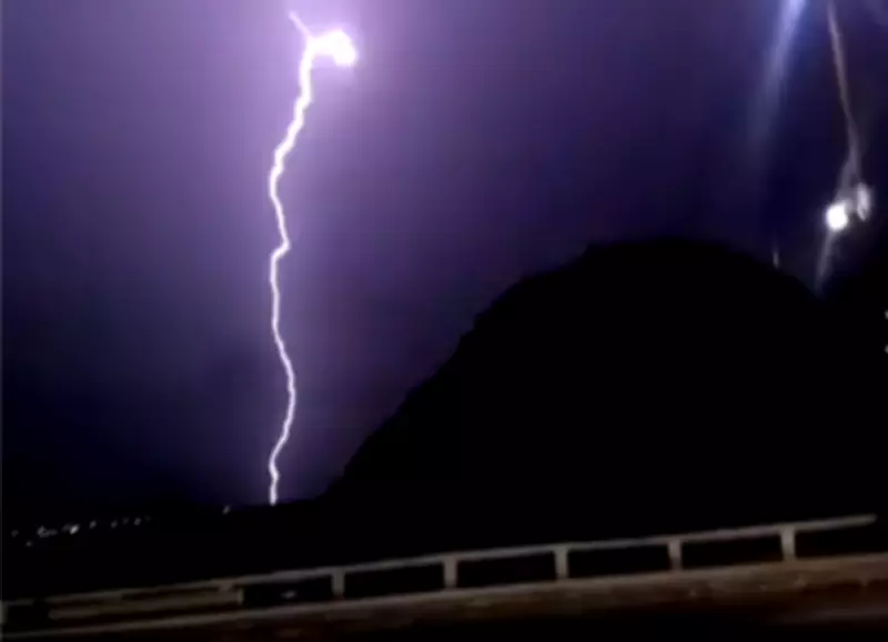Fortaleza sofre com alagamentos após intensa chuva e mais de 20 mil raios no Ceará