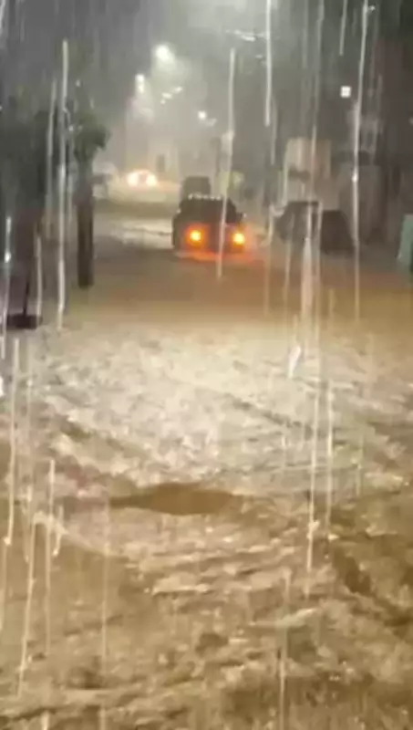 Forte chuva provoca alagamentos em Três Rios, no RJ, com alerta vermelho mantido