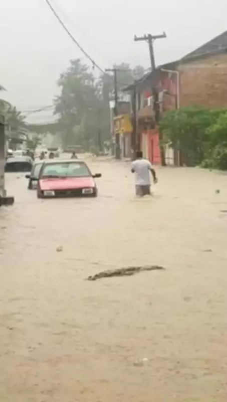 Fortes chuvas causam alagamentos e isolam moradores em Paraty