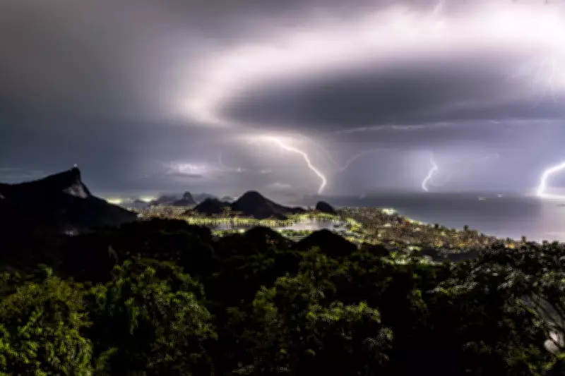 Fotógrafos capturam raios impressionantes durante temporal no Rio de Janeiro