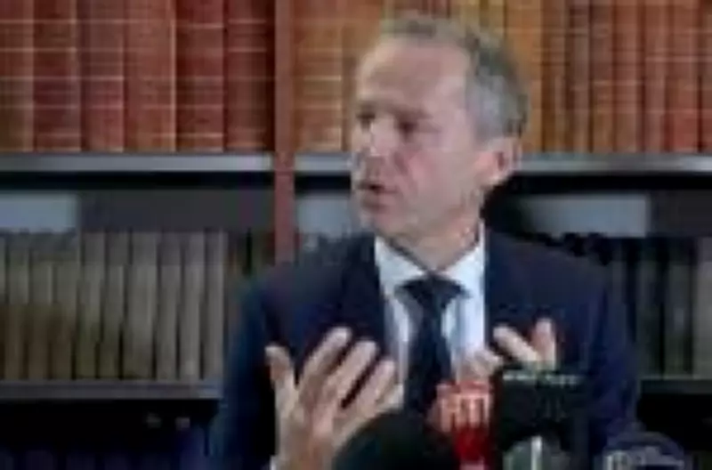 França revela identidade de ex-professor acusado de abusar de 89 jovens em vários países