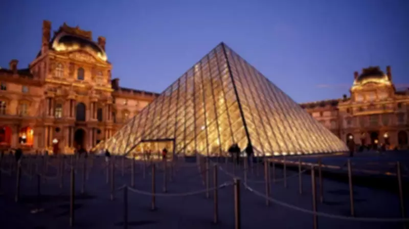 Fraude milionária em ingressos do Louvre e Versalhes leva à prisão de nove suspeitos