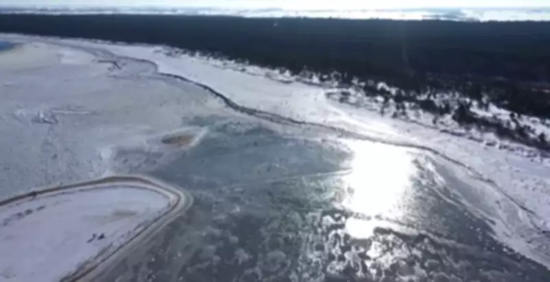 Frio extremo congela estuário do Vistula na Polônia e atrai turistas