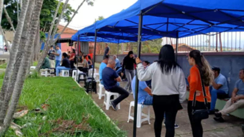 Funcionários e pais acampam em Pilar do Sul por transporte público precário