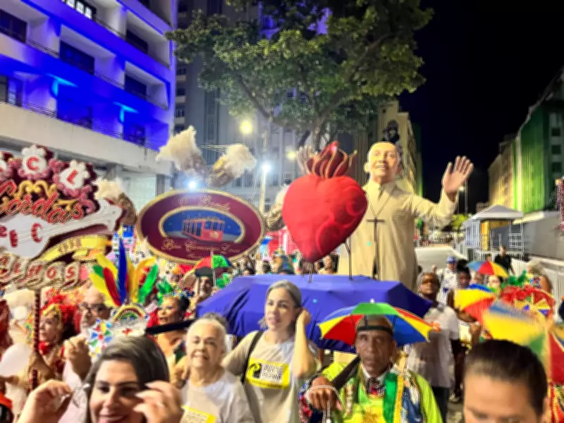 Galo da Madrugada recebe coração em homenagem a Dom Helder Câmara em cortejo histórico no Recife