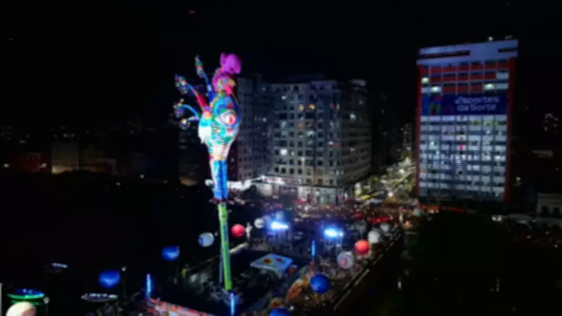 Galo Gigante é erguido no Recife marcando início do Carnaval 2026