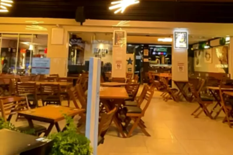 Garçom é esfaqueado por cliente em bar de Guarujá durante Carnaval; agressor preso