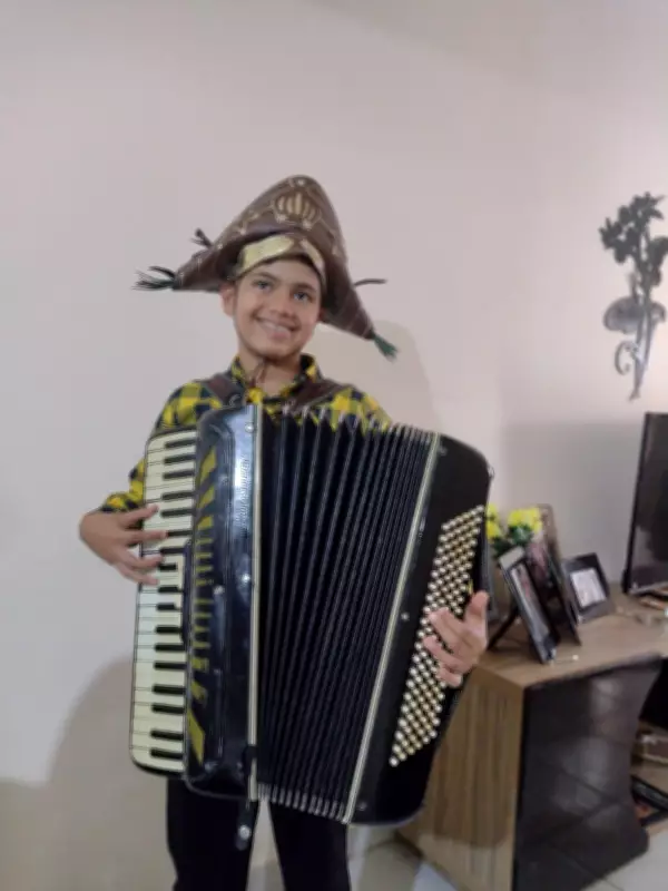 Garoto de Arapiraca se torna sanfoneiro prodígio após se apaixonar por forró aos 5 anos