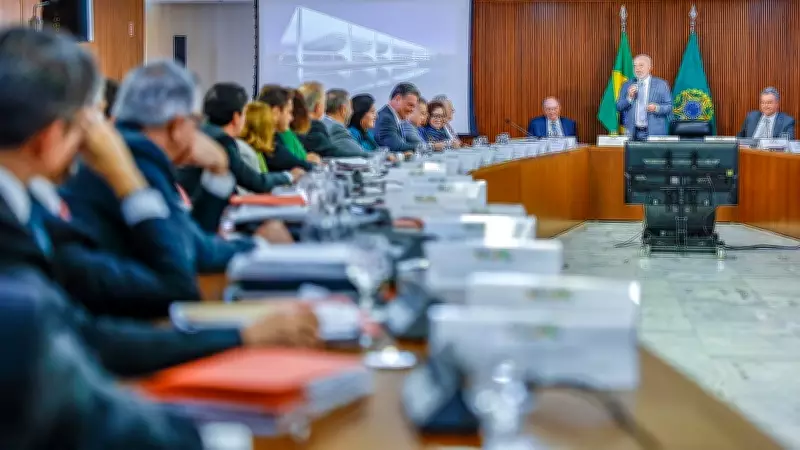 Governo Lula enfrenta crise interna e queda na popularidade diante de pressões políticas