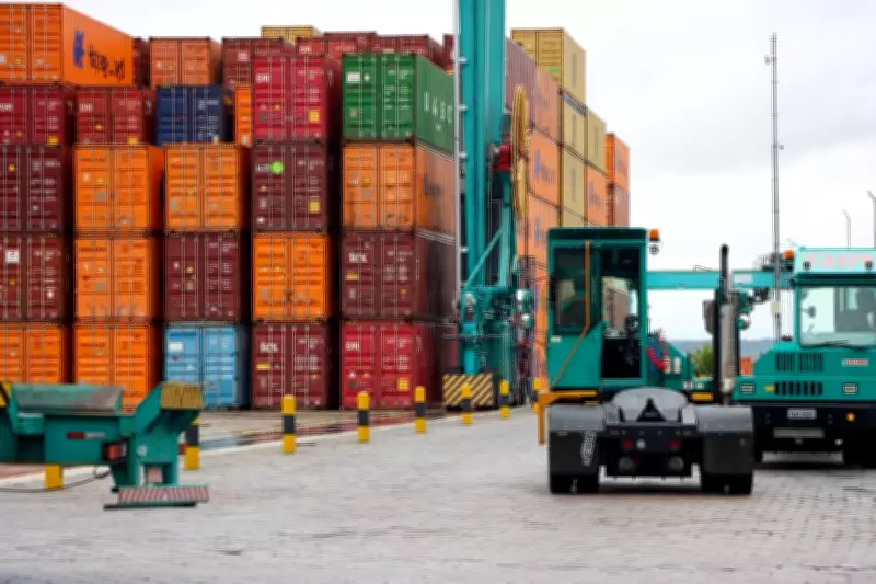 Governo sobretaxa mais de mil produtos importados para proteger indústria nacional