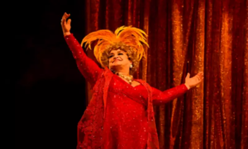 Grace Gianoukas leva monólogo sobre Dercy Gonçalves a São Pedro da Aldeia