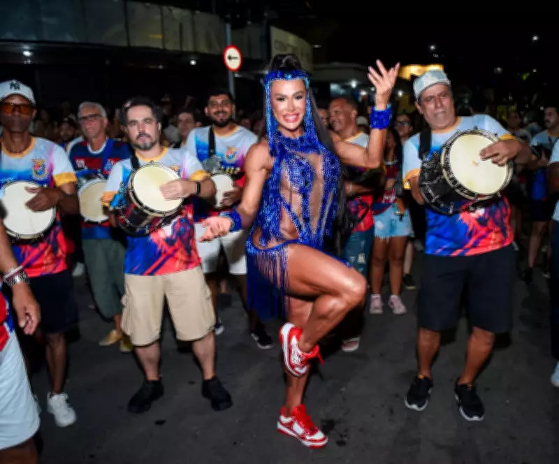 Gracyanne Barbosa samba de tênis na chuva em ensaio da União da Ilha