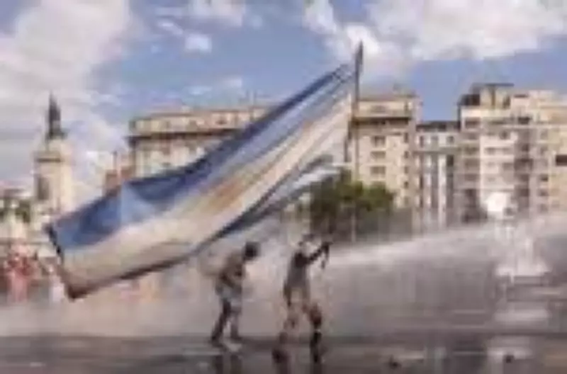 Greve geral na Argentina contra reforma de Milei causa confrontos e cancela voos no Brasil