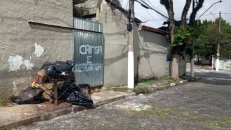 Greve na coleta de lixo deixa bairros de Suzano com sacos acumulados nas calçadas