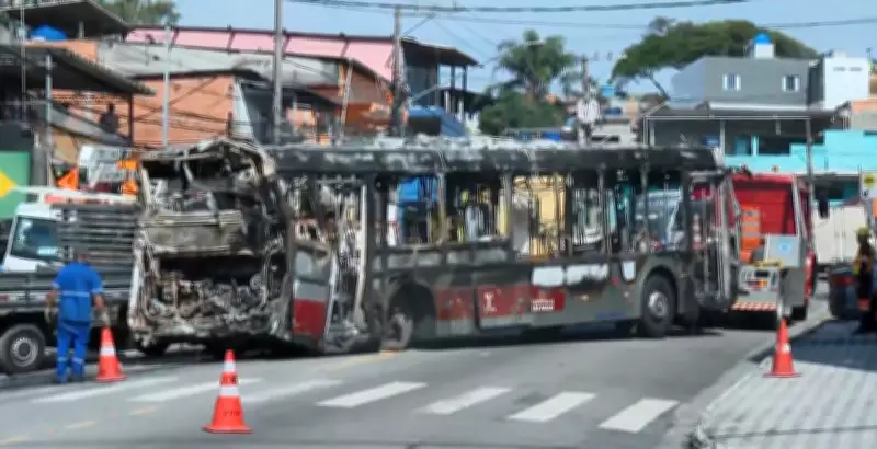 Grupo armado incendeia ônibus na Zona Sul de SP e causa apagão na região