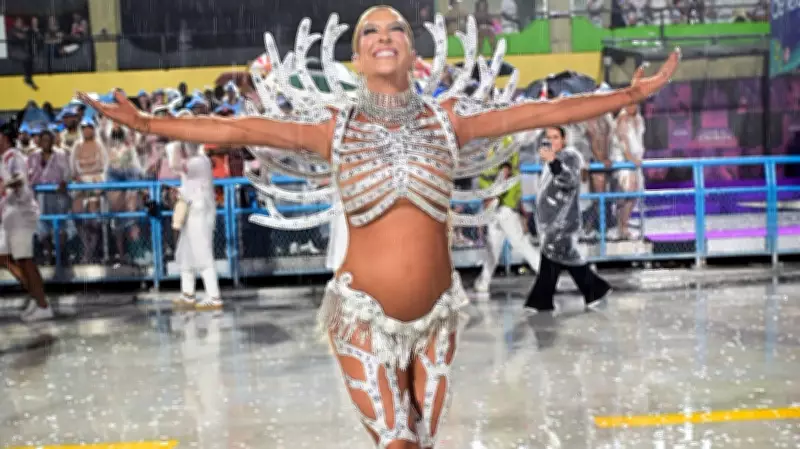 Grávida, Lore Improta desfila de tênis sob chuva na Sapucaí em ensaio da Viradouro