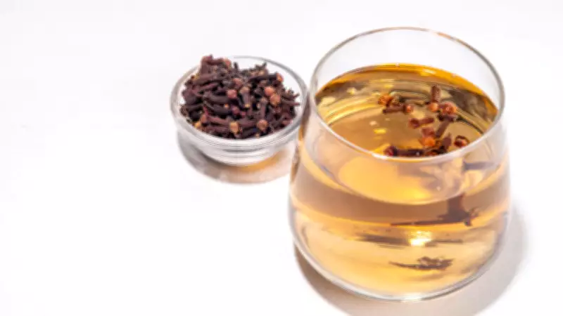 Água com cravo antes de dormir: benefícios e cuidados para a saúde