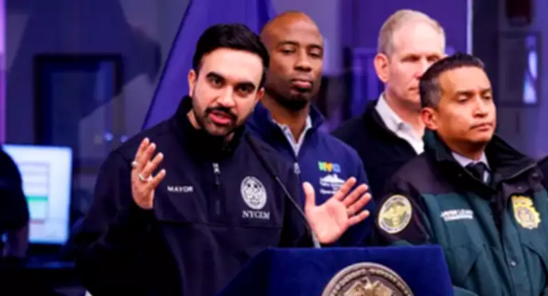 Guerra de bolas de neve em Nova York gera conflito entre prefeito e polícia