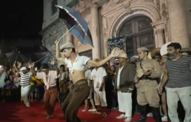 Guerreiros do Passo dançam no Recife em tapete vermelho trazido de Cannes