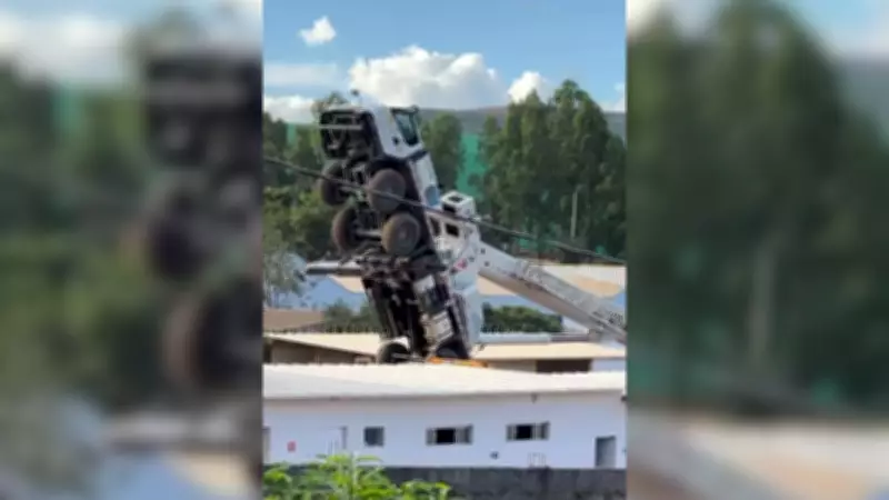 Guindaste tomba e atinge carro e muro em Paracatu; Defesa Civil suspeita de falha humana