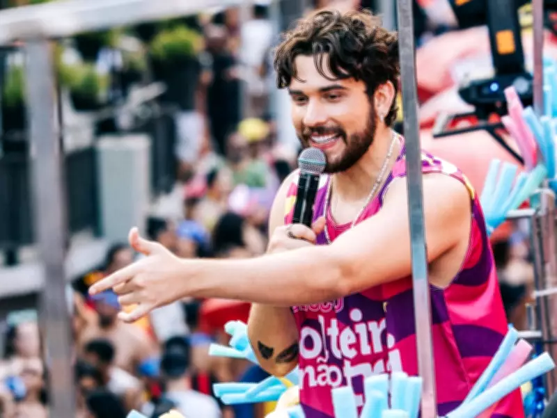 Gustavo Mioto leva sofrência ao Carnaval com bloco 'Solteiro não trai' em São Paulo