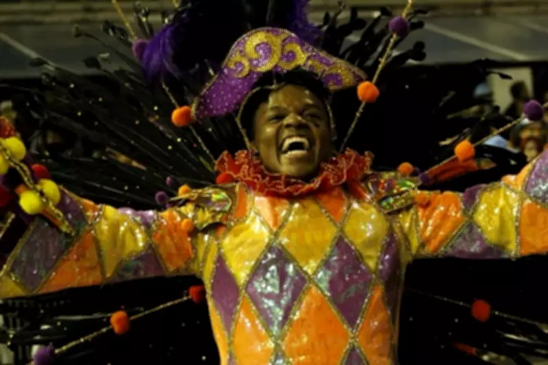 Herança familiar leva jovem a se tornar mestre-sala em escolas de samba de São Paulo