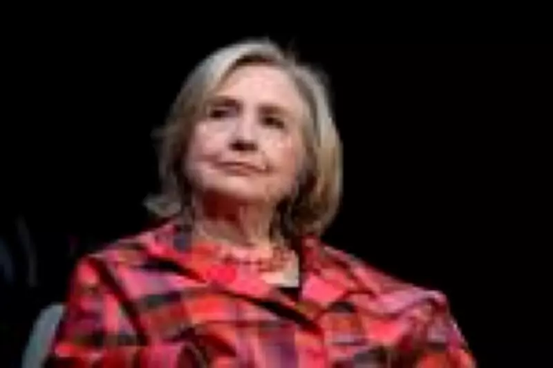 Hillary Clinton acusa Trump de acobertamento no caso Epstein e exige divulgação total de arquivos