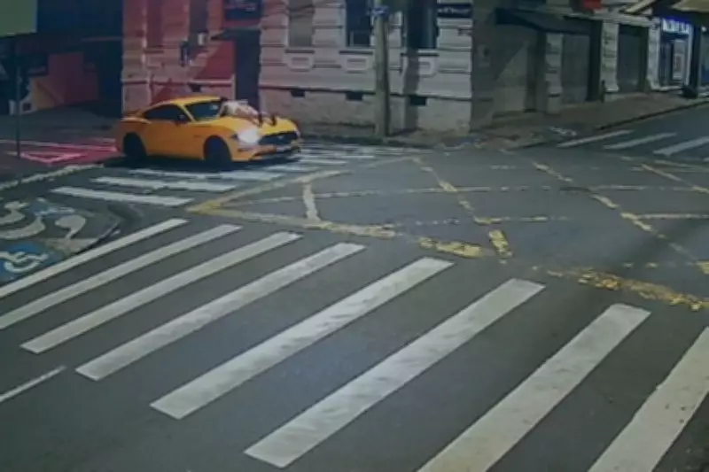 Homem com Mustang atropela ex-companheira e a arrasta no capô por ruas do Paraná