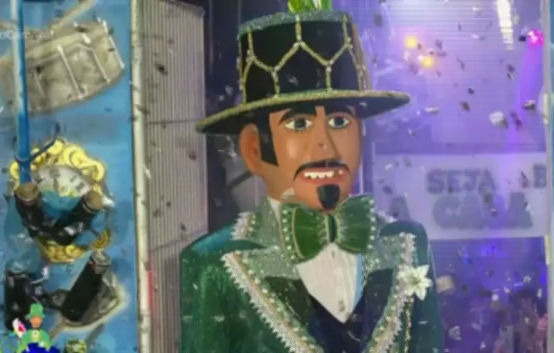 Homem da Meia-Noite desfila em Olinda com tributo aos maracatus e ancestralidade afro-brasileira