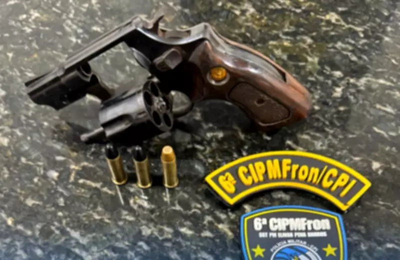 Homem de 50 anos é preso após ameaçar clientes de bar com arma e desacatar policiais em São Luiz